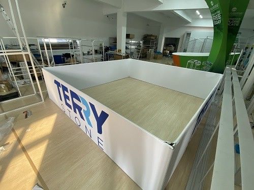 De vierkante Plafond Lucht het Hangen Handel toont de Tekens Gebogen Tribune van de Stoffenvertoning